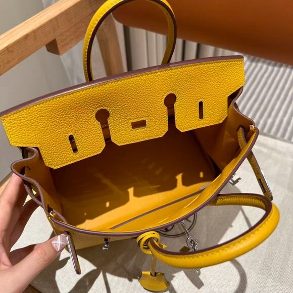 Classic Hermes Bag: A Stylish and Versatile Choice for Elegance - Picture 4 of 6